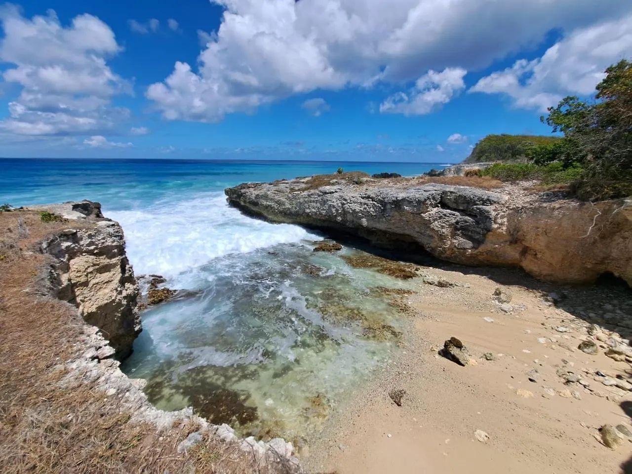 Apartment Beau Studio Lumineux Vue Mer Acces Plage Et Piscine Le Gosier